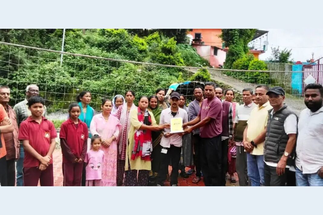 नैनीताल में 13 फुट लंबे अजगर का रेस्क्यू, वन विभाग ने जंगल में सुरक्षित छोड़ा नैनीताल में 13 फुट लंबे अजगर का रेस्क्यू, वन विभाग ने जंगल में सुरक्षित छोड़ा