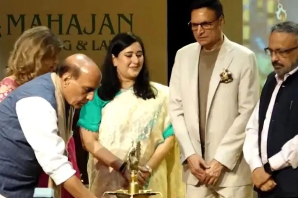 नोएडा में रक्षा मंत्री राजनाथ सिंह ने डायग्नोस्टिक सेंटर का किया उद्घाटन