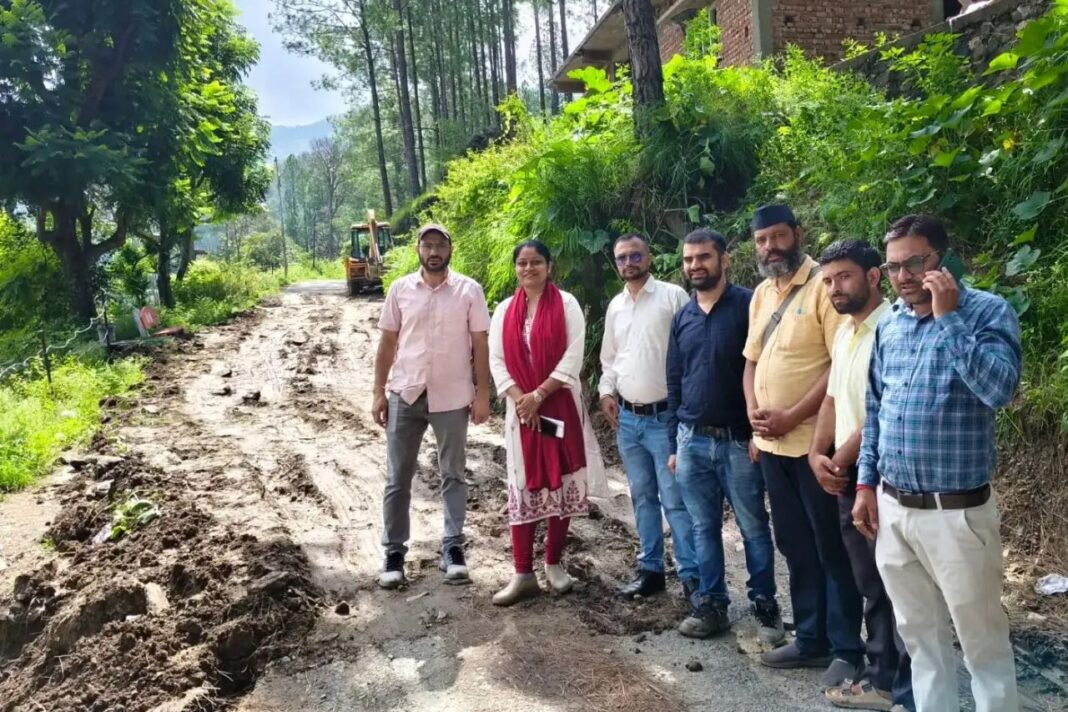 नौगांव के सौली में भू-धंसाव से पांच मकानों पर खतरा, तीन भवनों में आईं दरारें नौगांव में भू-धंसाव, सौली में भू-धंसाव, उत्तरकाशी भू-धंसाव, नौगांव में पांच मकानों पर खतरा, सौली वार्ड में दरारें, उत्तरकाशी आपदा,