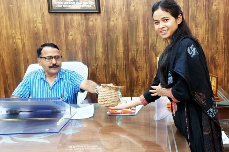 पिरूल से हस्तशिल्प बनाकर 45 महिलाओं को आत्मनिर्भर बना रहीं भारती