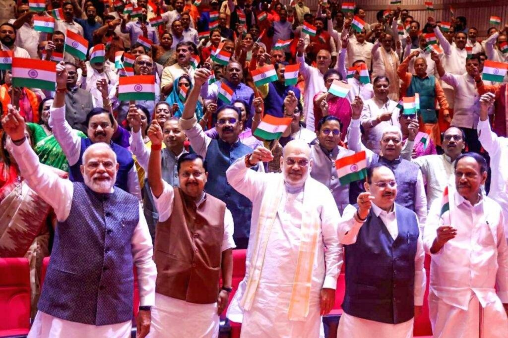पीएम मोदी, अमित शाह और एनडीए नेताओं ने तिरंगा लहराकर एकता का संदेश दिया।