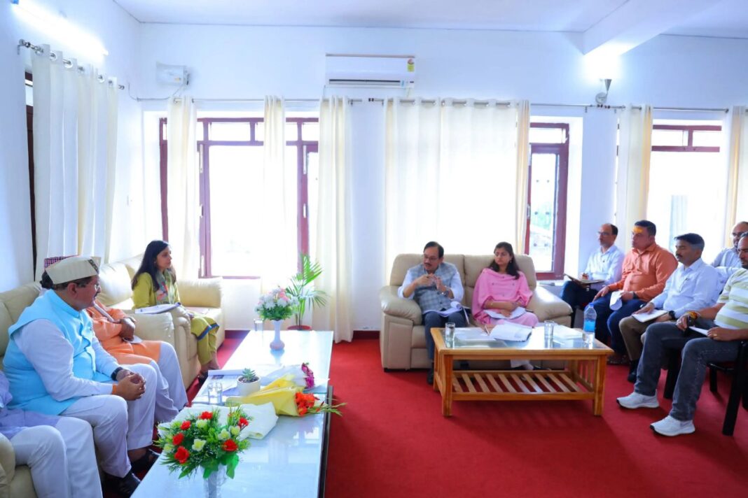 पौड़ी में ग्रामीण रोजगार और स्वरोजगार बढ़ाने पर जोर, योजनाओं में तालमेल के निर्देश