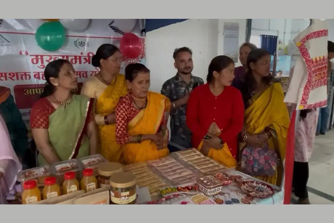 पौड़ी में हस्तनिर्मित राखियों की बढ़ी मांग, ग्रामीण महिलाओं को मिल रहा स्वरोजगार का अवसर पौड़ी में हस्तनिर्मित राखियों की बढ़ी मांग, ग्रामीण महिलाओं को मिल रहा स्वरोजगार