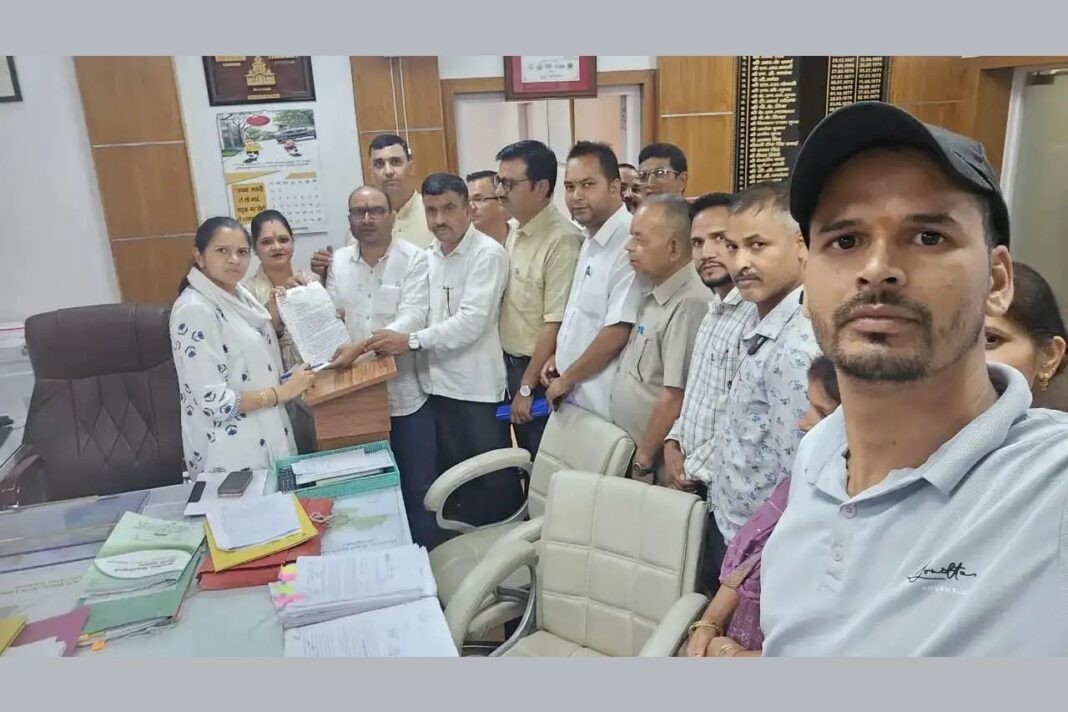 भिलंगना प्रधान संगठन ने उठाई ऑफलाइन उपस्थिति की मांग, सीएम को भेजा 10 सूत्री ज्ञापन भिलंगना में श्रमिकों की ऑफलाइन उपस्थिति की मांग, सीएम को 10 सूत्री ज्ञापन