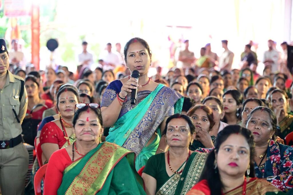 महिला सशक्तिकरण, रोजगार और सरकारी योजनाओं पर चर्चा हुई।