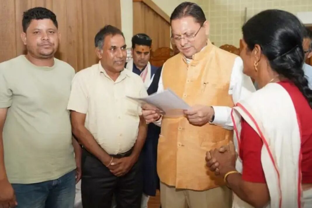 मुख्यमंत्री धामी जनसुनवाई में सुनीं प्रदेशभर के लोगों की समस्याएं, अधिकारियों को त्वरित कार्रवाई के निर्देश मुख्यमंत्री धामी जनसुनवाई में सुनीं लोगों की समस्याएं,