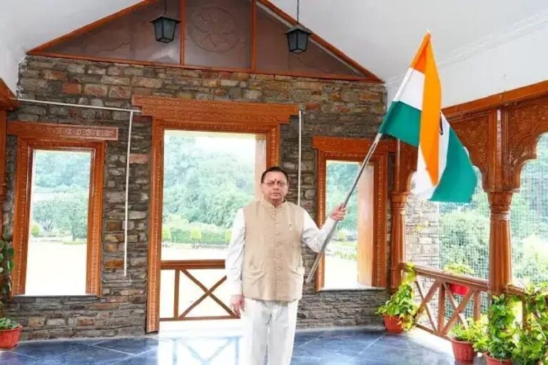 मुख्यमंत्री धामी ने आवास पर तिरंगा फहराकर दिया हर घर तिरंगा का संदेश