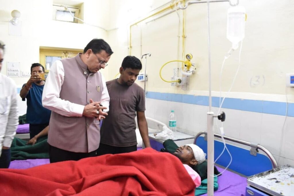 मुख्यमंत्री ने अस्पताल पहुंचकर रेस्क्यू किए गए घायल श्रमिकों से मुलाकात की
