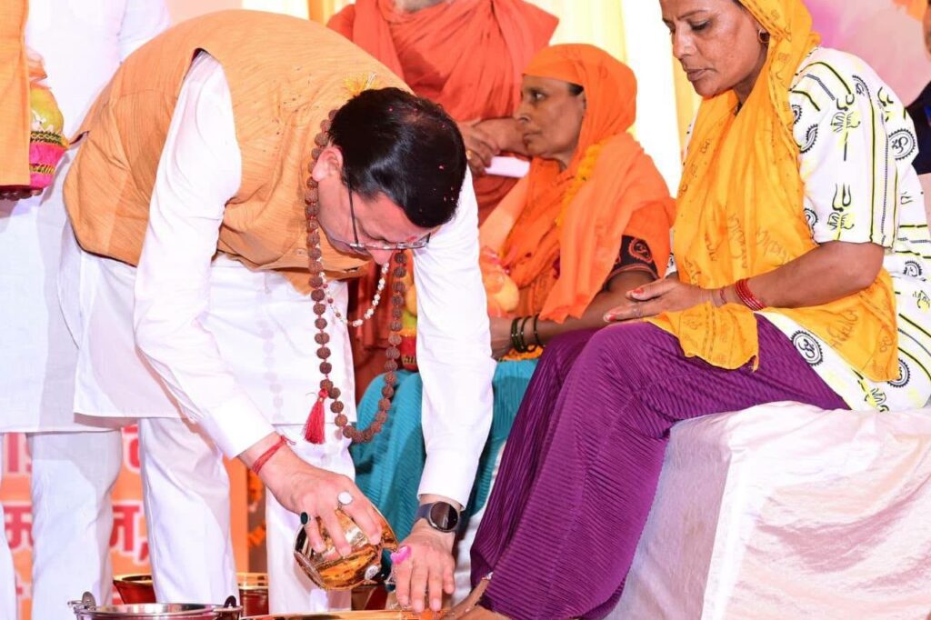 मुख्यमंत्री पुष्कर सिंह धामी ने किया चरण प्रक्षालन