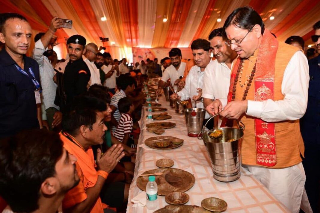 हरिद्वार कांवड़ यात्रा में शिवभक्तों पर हेलीकॉप्टर से पुष्पवर्षा, मुख्यमंत्री पुष्कर सिंह धामी ने किया चरण प्रक्षालन और भोजन परोसकर किया सम्मान हरिद्वार कांवड़ यात्रा, कांवड़ यात्रा 2026, पुष्कर सिंह धामी, शिवभक्त सम्मान, हेलीकॉप्टर से पुष्पवर्षा, हरकी पैड़ी,