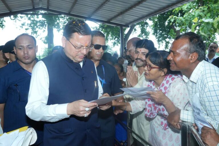 पुष्कर सिंह धामी, मुख्यमंत्री जनसुनवाई, खटीमा समाचार, दिव्यांगजनों को सहायक उपकरण, वरिष्ठ नागरिक सहायता,