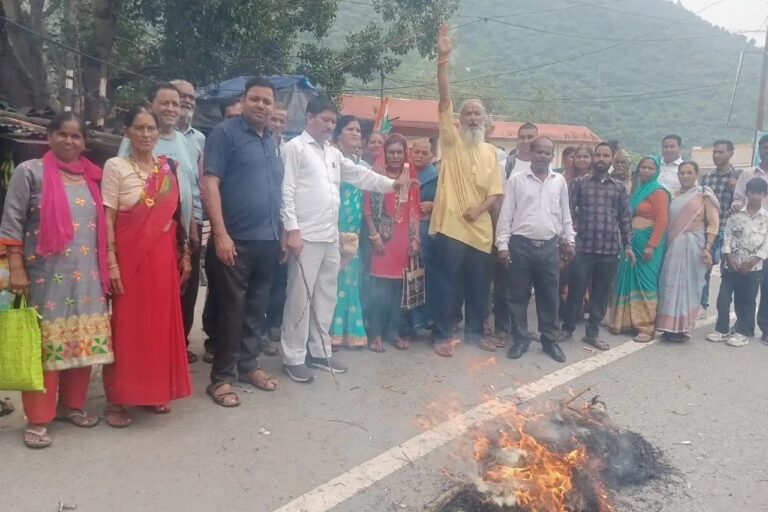 मुनेठ-कर्णादेवी-बदर मोटर मार्ग की बदहाली पर ग्रामीणों का प्रदर्शन