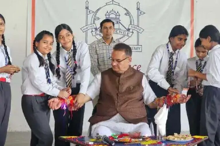 रक्षा बंधन पर बच्चों ने गणेश जोशी को बांधीं हस्तनिर्मित राखियां