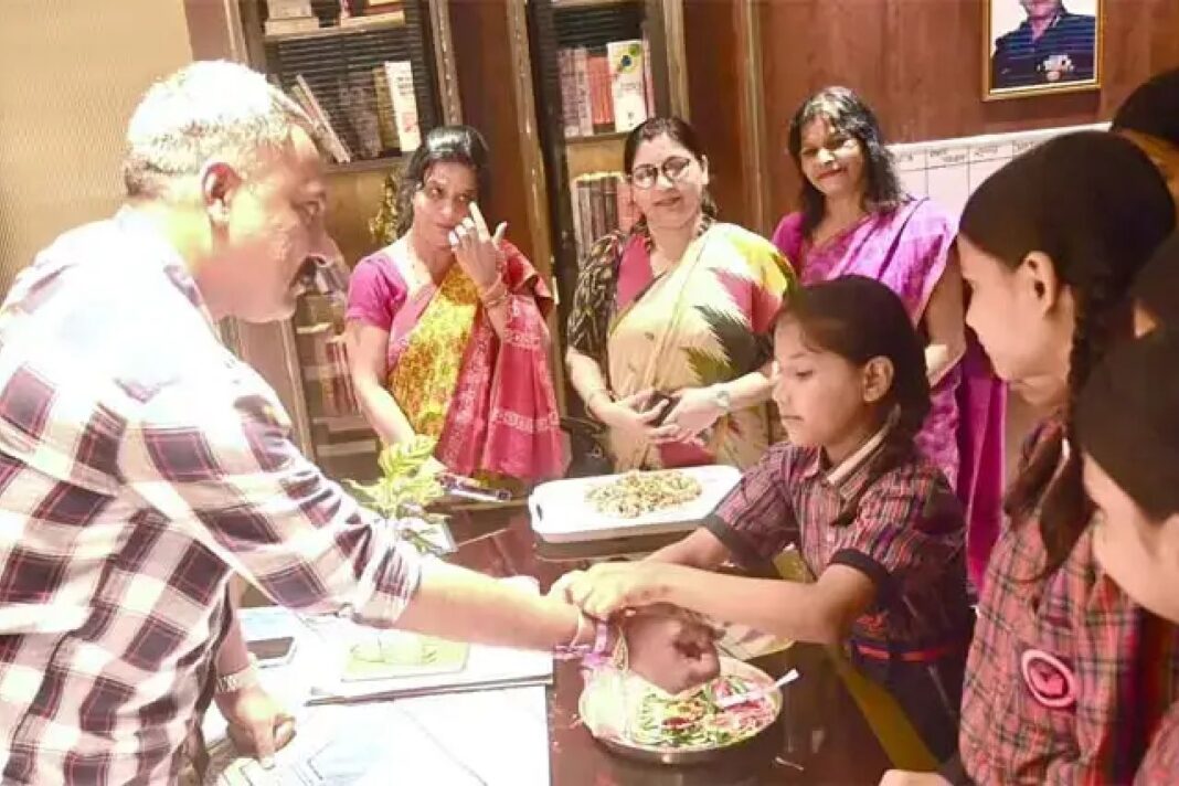 रक्षाबंधन पर देवभूमि इंटरनेशनल स्कूल की छात्राओं ने एसएसपी नवनीत सिंह को बांधा रक्षासूत्र रक्षाबंधन पर एसएसपी नवनीत सिंह को छात्राओं ने बांधा रक्षासूत्र