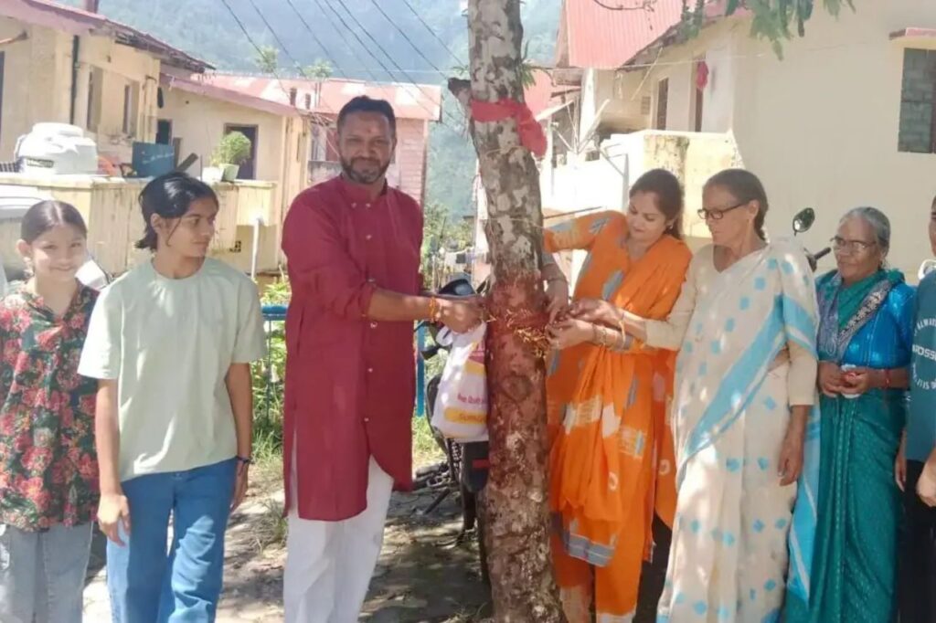 रक्षाबंधन पर पेड़ों को रक्षा सूत्र, चक्रधर तिवारी की पुण्यतिथि पर श्रद्धांजलि