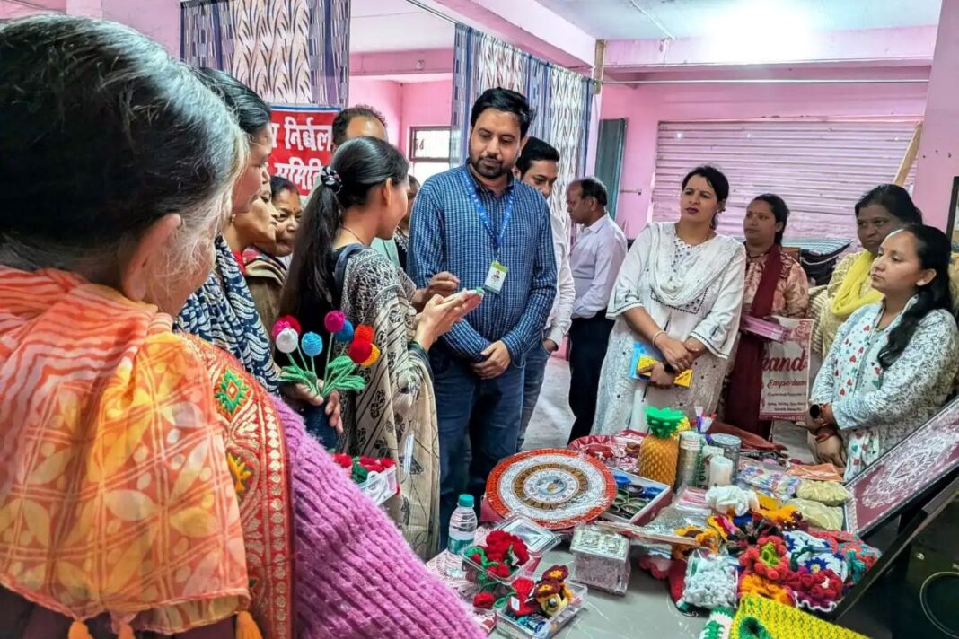 राष्ट्रीय हथकरघा दिवस पर नैनीताल में बुनकरों एवं कारीगरों के लिए कार्यशाला आयोजित राष्ट्रीय हथकरघा दिवस पर नैनीताल में बुनकरों एवं कारीगरों की कार्यशाला