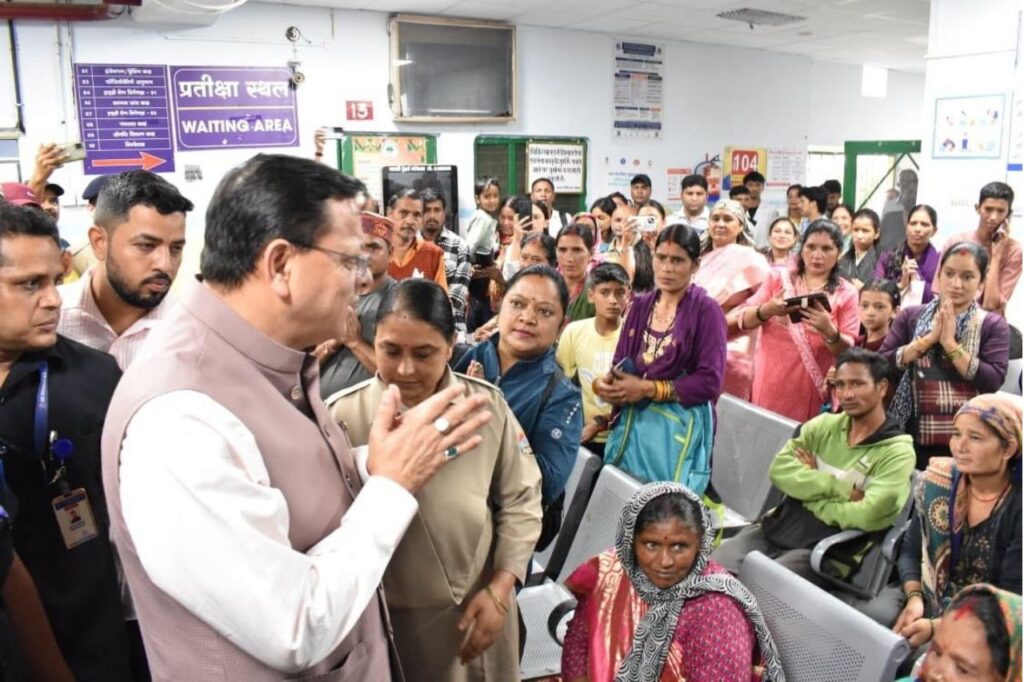 रेस्क्यू किए गए घायल श्रमिकों को उपचार के लिए जिला अस्पताल गोपेश्वर लाया गया है।