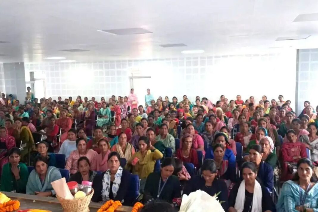 लखपति दीदी सम्मेलन में महिलाओं को स्वावलंबी बनने के लिए योजनाओं का लाभ उठाने का आह्वान लखपति दीदी सम्मेलन में महिलाओं को स्वावलंबी बनने का आह्वान