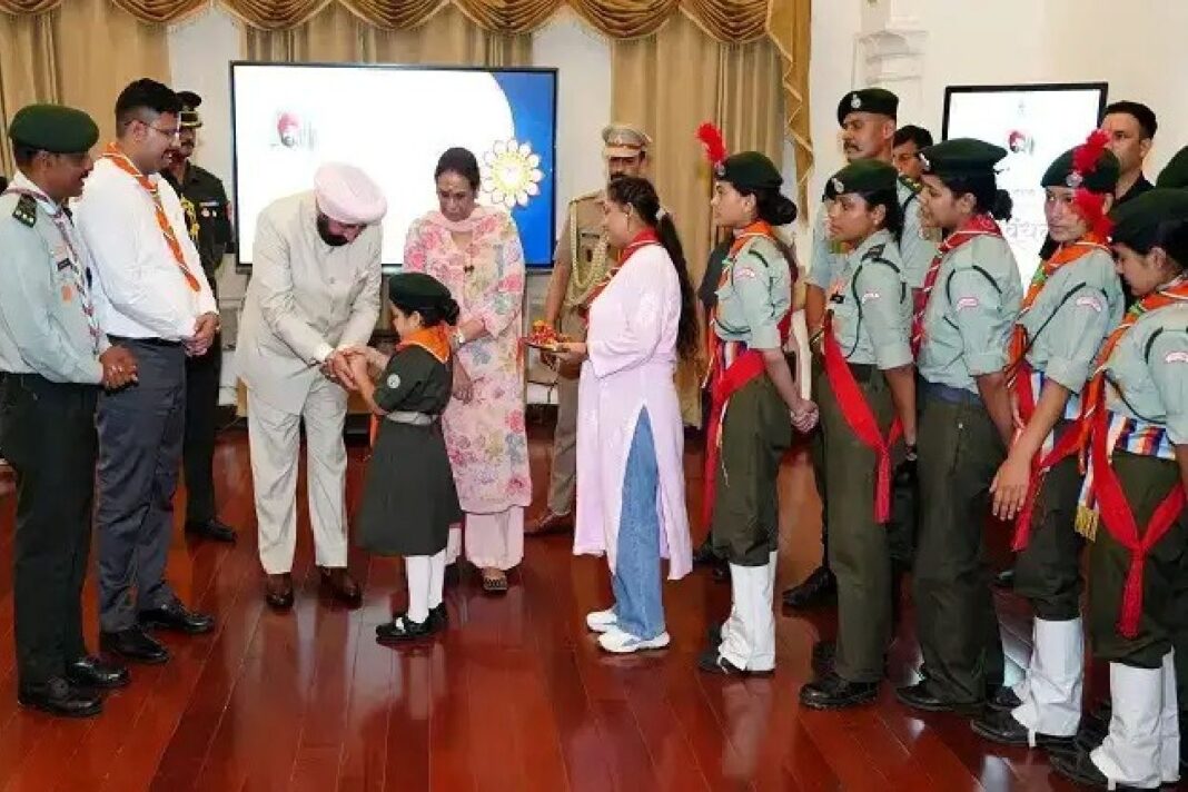 लोक भवन में रक्षाबंधन का पर्व, राज्यपाल को रक्षा सूत्र बांधकर दिया सामाजिक सद्भाव का संदेश लोक भवन में रक्षाबंधन का पर्व, राज्यपाल को रक्षा सूत्र बांधकर दिया सामाजिक सद्भाव का संदेश