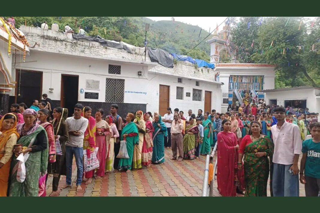 सावन के अंतिम सोमवार शिवालयों में जलाभिषेक के लिए उमड़े श्रद्धालु सावन के अंतिम सोमवार शिवालयों में जलाभिषेक के लिए उमड़े श्रद्धालु