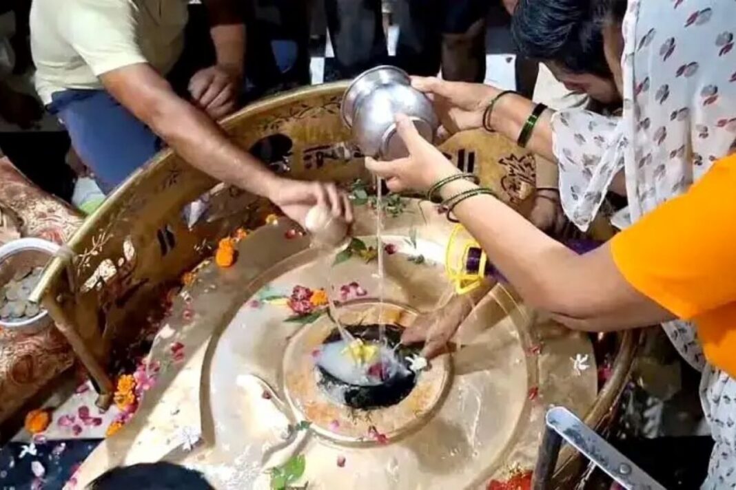 सावन महाशिवरात्रि पर शिवालयों में उमड़ा आस्था का सैलाब, हर-हर महादेव से गूंजा हरिद्वार सावन महाशिवरात्रि पर हरिद्वार के शिवालयों में उमड़ा आस्था का सैलाब