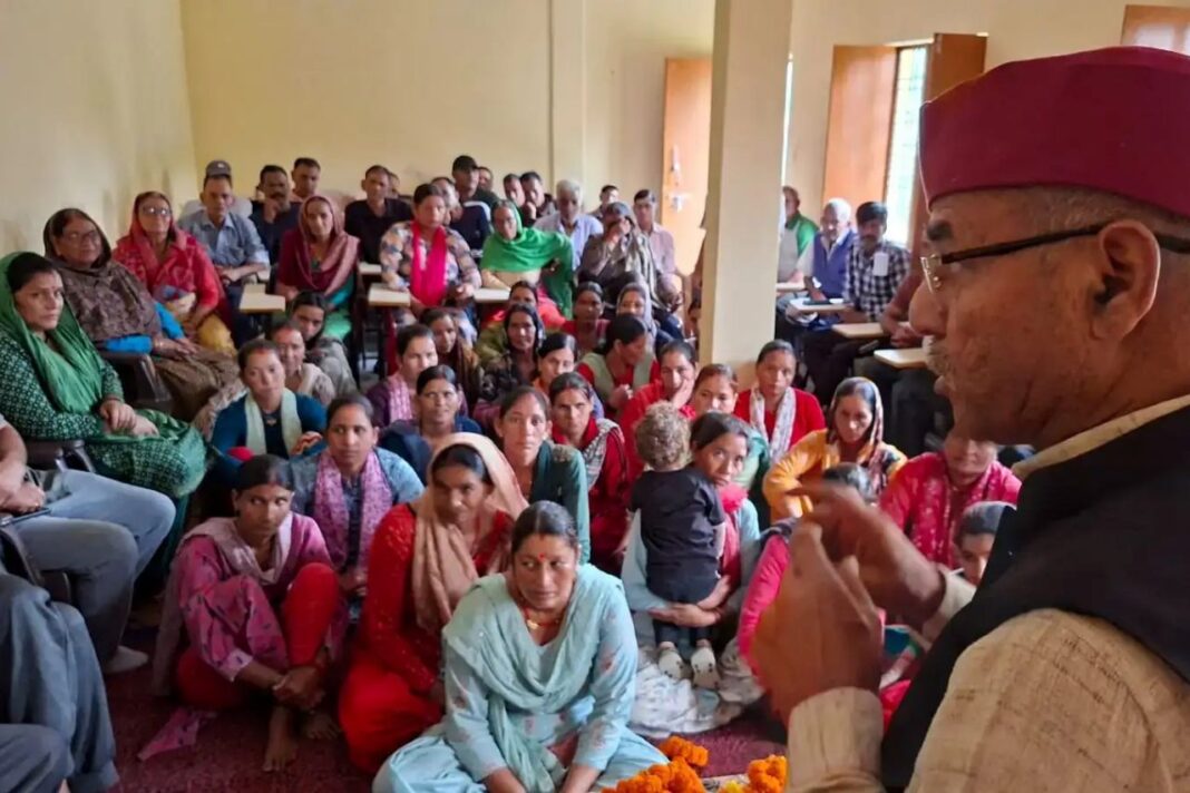 सिलकोटी में पेयजल और सड़क समस्याओं को लेकर ग्रामीणों का आक्रोश, समाधान की मांग सिलकोटी में पेयजल समस्या पर ग्रामीणों का आक्रोश, दूसरा टैंक बनाने की मांग