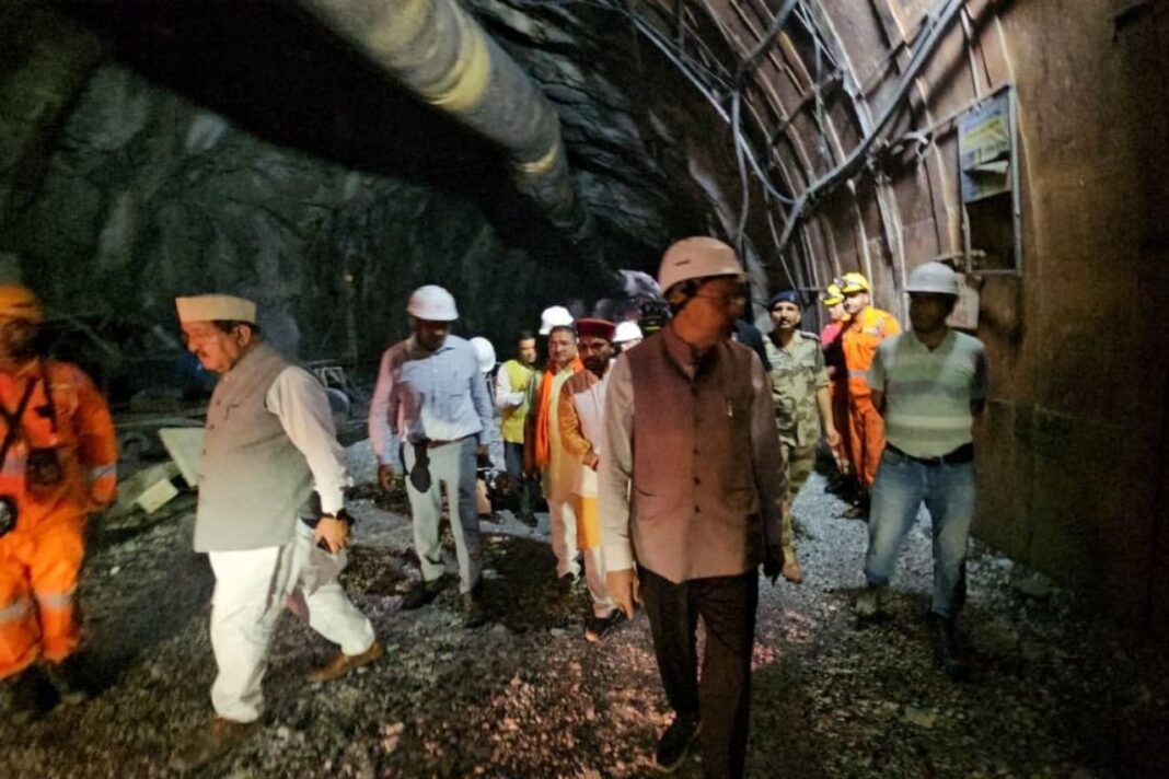 चमोली टनल हादसा: सीएम धामी ने घटनास्थल का लिया जायजा, रेस्क्यू अभियान में तेजी के निर्देश सीएम धामी ने लिया रेस्क्यू अभियान का जायजा, 3 श्रमिकों की तलाश जारी