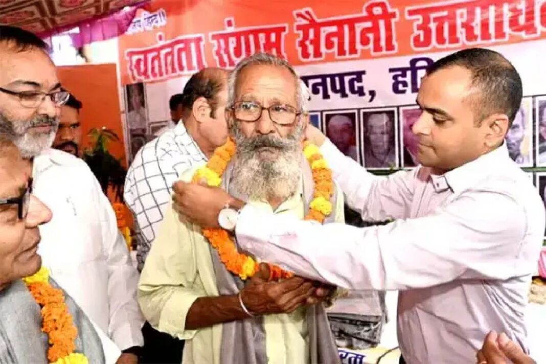 स्वतंत्रता संग्राम सेनानियों व परिजनों को किया सम्मानित, शहीदों को दी श्रद्धांजलि स्वतंत्रता संग्राम सेनानियों व परिजनों को हरिद्वार में किया सम्मानित