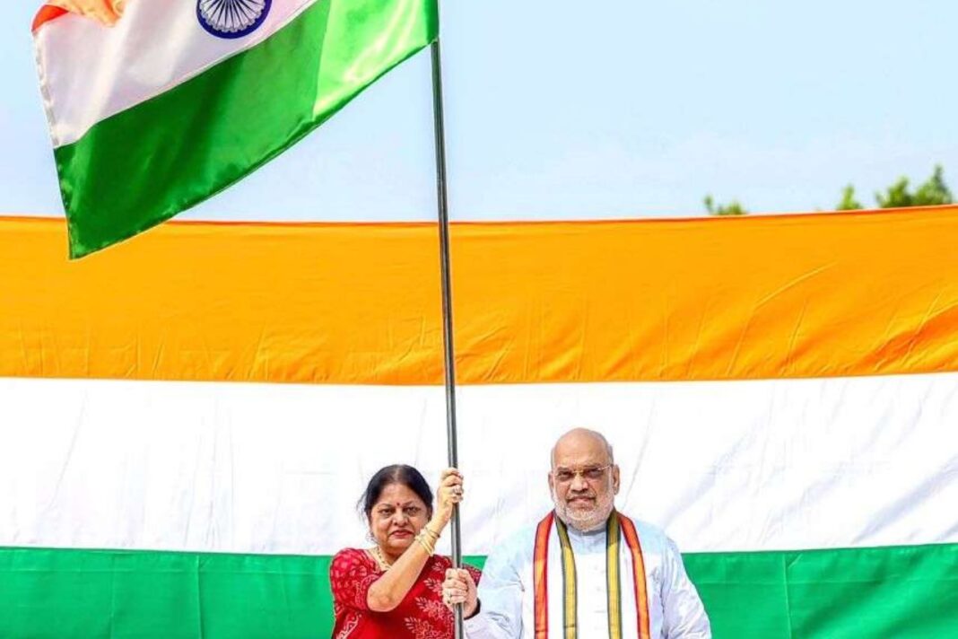 हर घर तिरंगा अभियान के तहत अमित शाह ने आवास पर फहराया तिरंगा हर घर तिरंगा अभियान: अमित शाह ने आवास पर फहराया तिरंगा