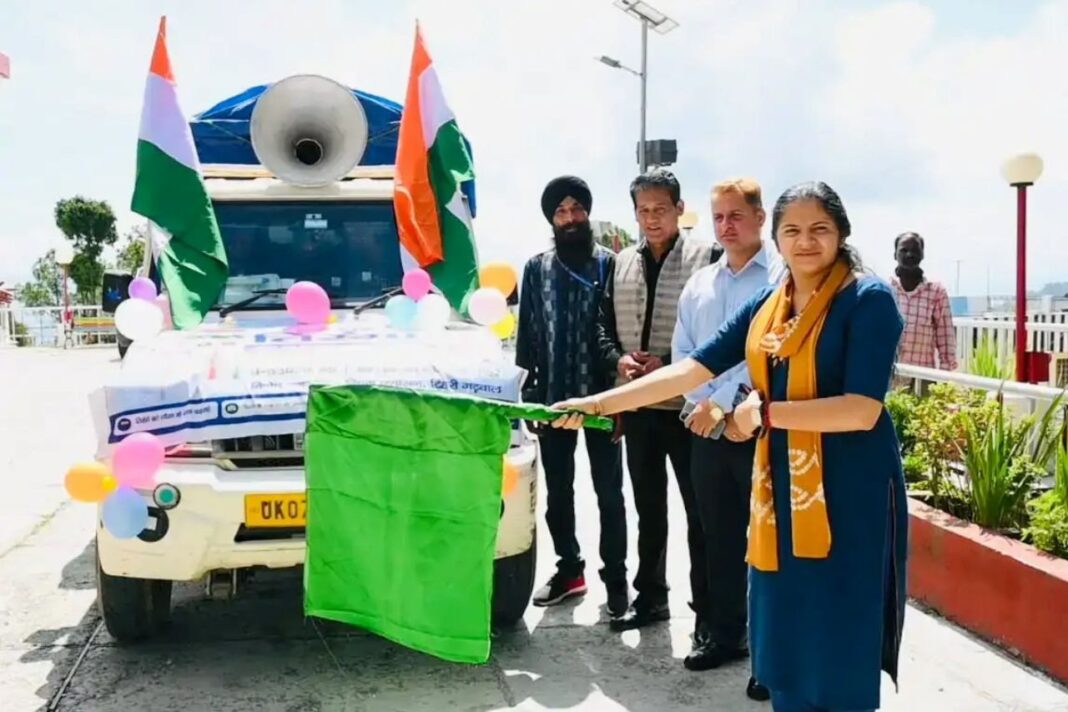 हर घर तिरंगा अभियान को जन-जन तक पहुंचाएगा प्रचार वाहन, डीएम ने दिखाई हरी झंडी हर घर तिरंगा अभियान को जन-जन तक पहुंचाएगा प्रचार वाहन