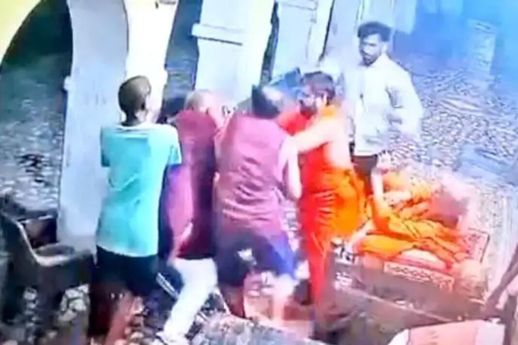 हरिद्वार के कमलदास कुटिया आश्रम में संतों के दो पक्ष भिड़े, मारपीट का मामला