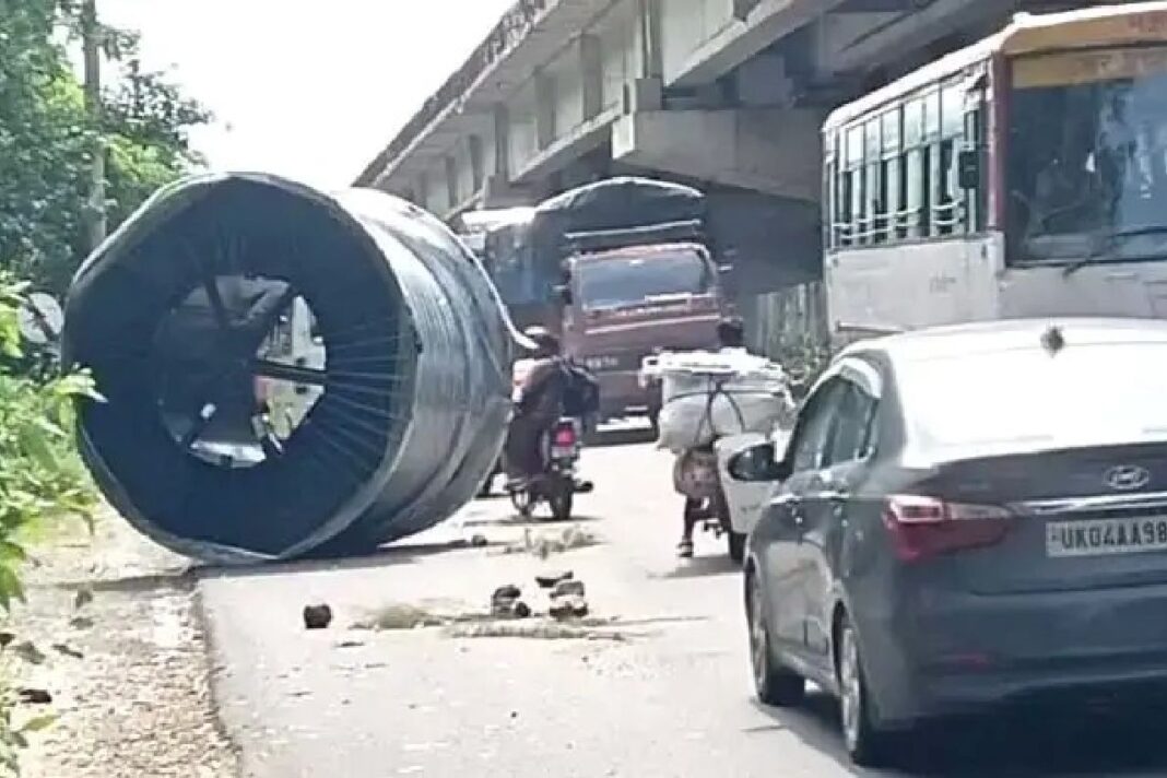हरिद्वार-नजीबाबाद हाईवे पर बड़ा हादसा टला, पांच टन का केबल बंडल सड़क पर गिरा
