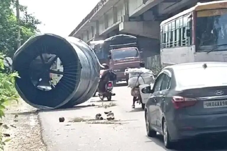 हरिद्वार-नजीबाबाद हाईवे पर बड़ा हादसा टला, पांच टन का केबल बंडल सड़क पर गिरा