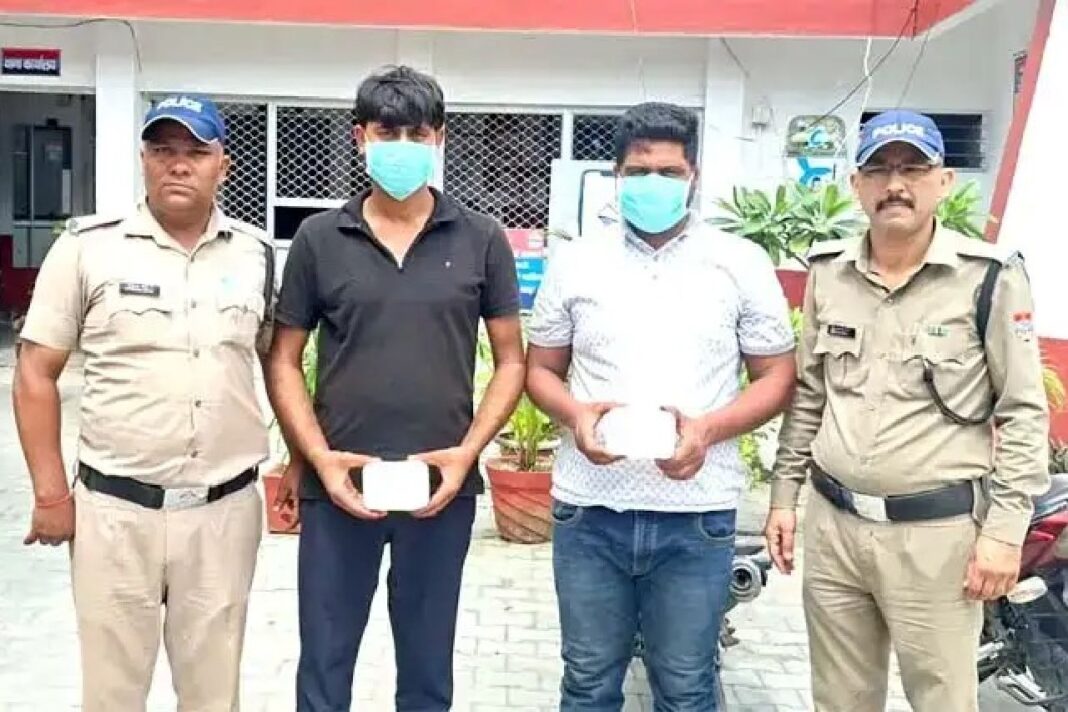 हरिद्वार में एटीएम कार्ड बदलकर ठगी करने वाले दो आरोपित गिरफ्तार हरिद्वार में एटीएम कार्ड बदलकर ठगी करने वाले दो आरोपित गिरफ्तार