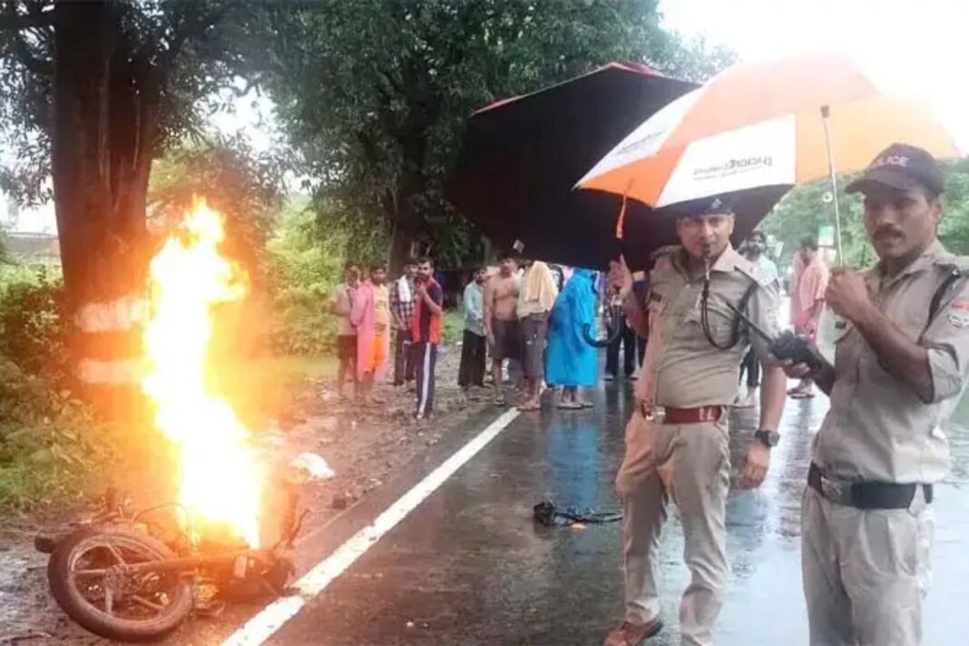 बाइक में आग धू-धूकर जली, पुलिस की तत्परता से टला बड़ा हादसा हरिद्वार में बाइक में लगी आग, पुलिस की तत्परता से टला बड़ा हादसा