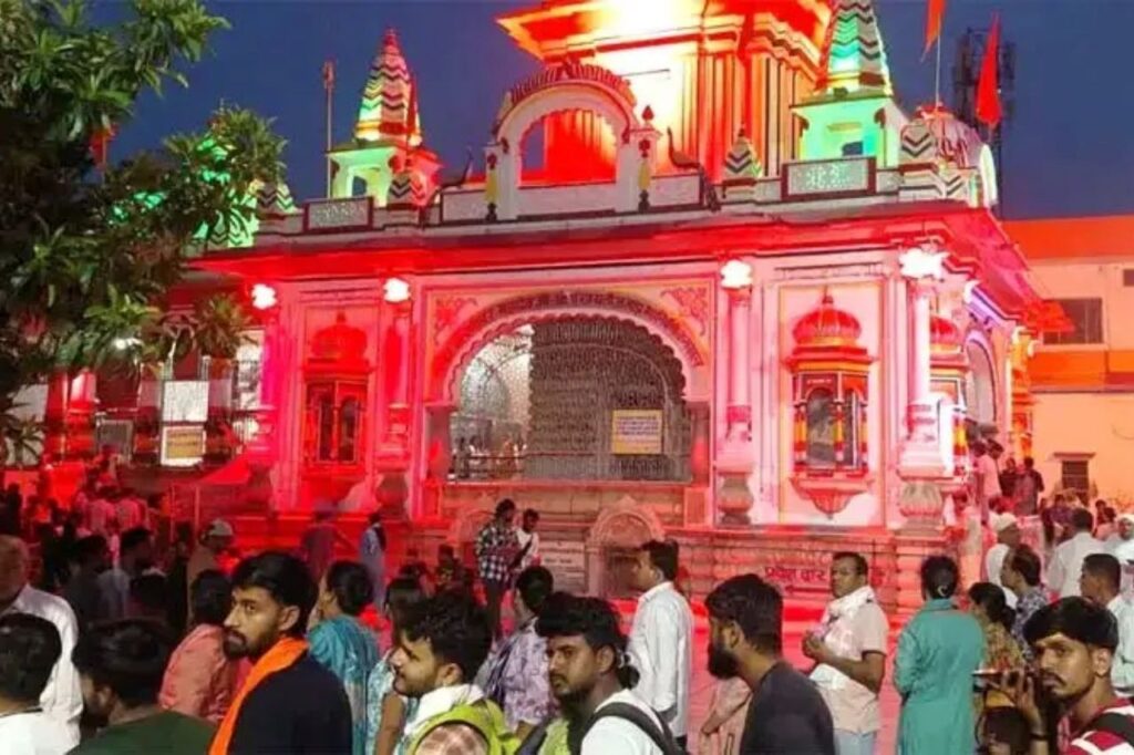 हरिद्वार में भारी बारिश के बीच शिवालयों में उमड़ी शिवभक्तों की भीड़