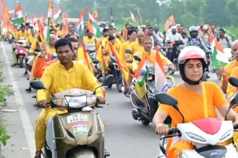 हरिद्वार में शांतिकुंज वाहन कांवड़ यात्रा निकाली गई।