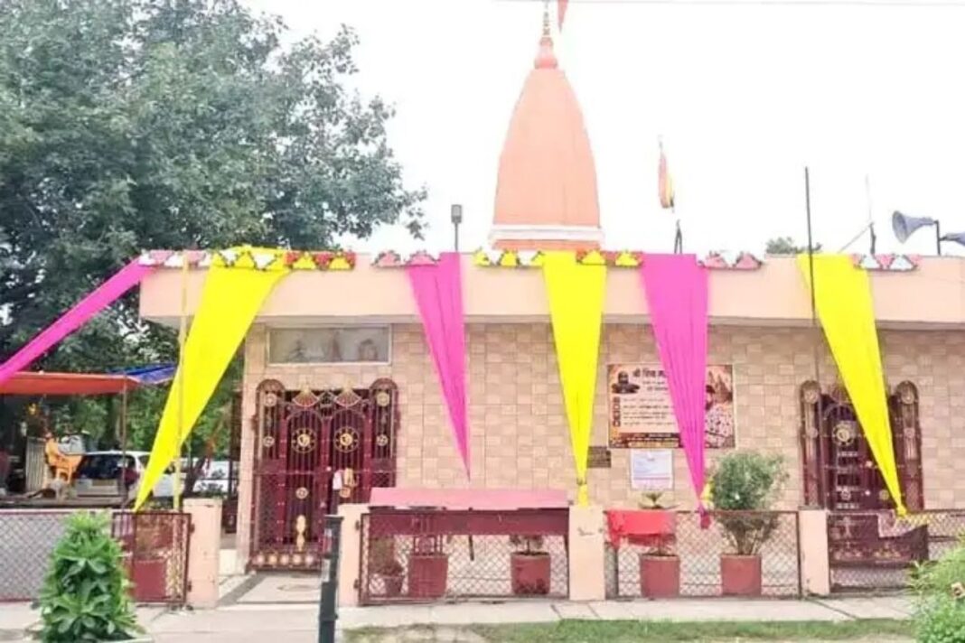 हरिहर बांके बिहारी मंदिर में लाखों के गबन का आरोप, कोर्ट के आदेश पर चार के खिलाफ मुकदमा हरिहर बांके बिहारी मंदिर में लाखों के गबन का आरोप, चार पर मुकदमा