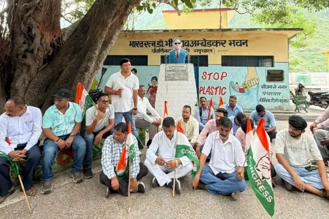 हल्द्वानी मंच शुद्धिकरण मामले पर कांग्रेस का प्रदर्शन, कीर्तिनगर में सत्याग्रह