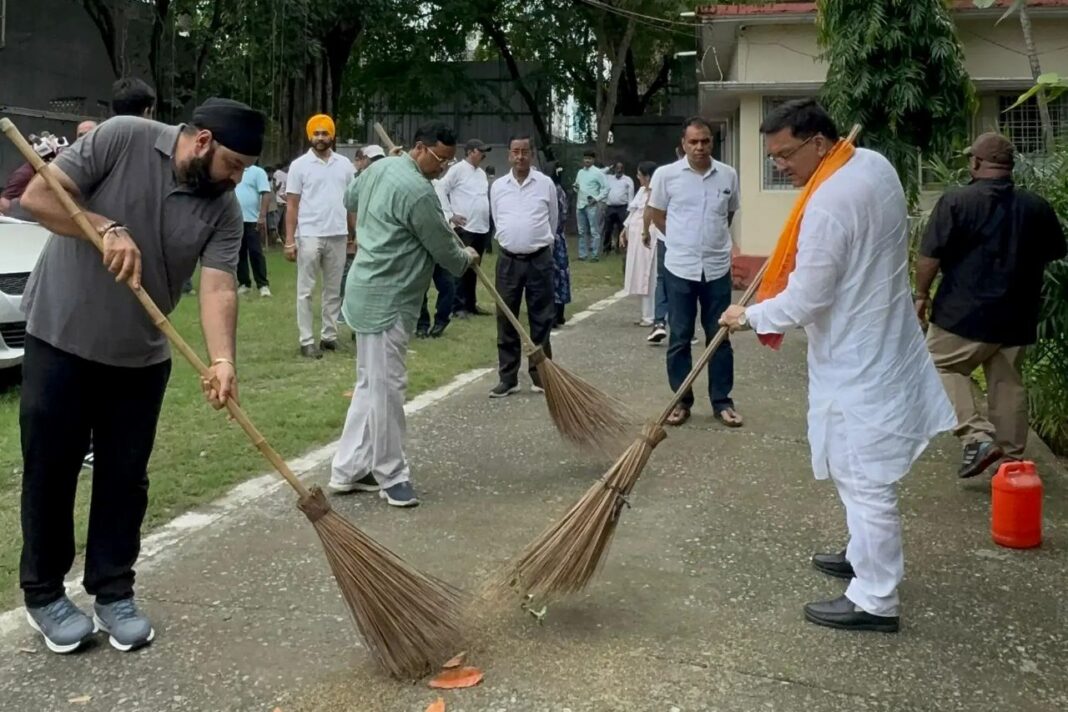 हल्द्वानी सफाई अभियान की महापौर ने संभाली कमान, सुभाषनगर में चला विशेष अभियान हल्द्वानी सफाई अभियान महापौर ने संभाली कमान