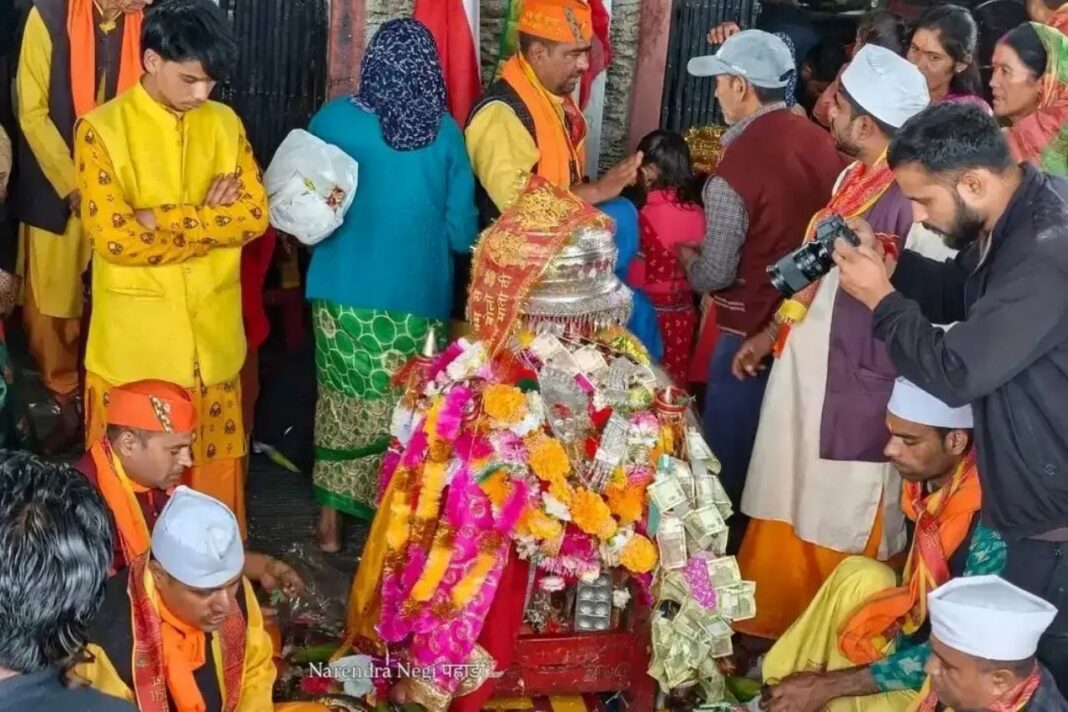 12 साल बाद फिर गूंजे नंदा के जयकारे, कैलाश की ओर बढ़ रही मां नंदा की डोलियां 12 साल बाद फिर गूंजे नंदा के जयकारे, कैलाश की ओर बढ़ रही मां नंदा की डोलियां