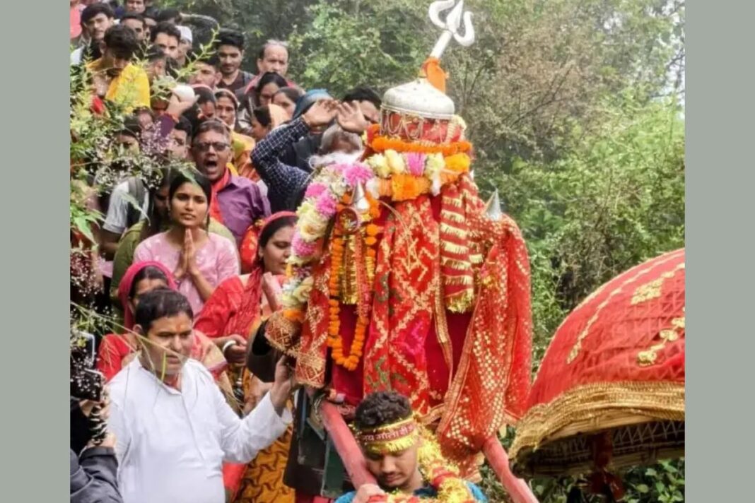 12 साल बाद शुरू हुई मां नंदा की बड़ी जात, कैलाश की ओर रवाना हुईं नंदा की डोलियां 12 साल बाद शुरू हुई मां नंदा की बड़ी जात, कैलाश की ओर रवाना हुईं नंदा की डोलियां