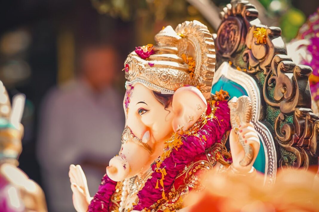 गणेशोत्सव में भक्ति और भव्यता का संगम, लालबागचा राजा से लेकर देशभर के पंडालों तक दिखी रचनात्मकता गणेशोत्सव में भक्ति और भव्यता, लालबागचा राजा से देशभर के पंडालों तक उत्साह