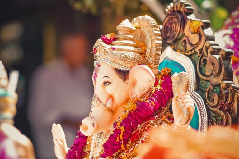 गणेशोत्सव में भक्ति और भव्यता, लालबागचा राजा से देशभर के पंडालों तक उत्साह