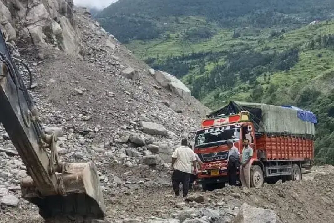 धारचूला में बारिश से बढ़ी मुश्किलें, तवाघाट-सोबला मार्ग बंद, तीन घाटियों का संपर्क कटा धारचूला में बारिश से बढ़ी मुश्किलें, तीन घाटियों का संपर्क कटा