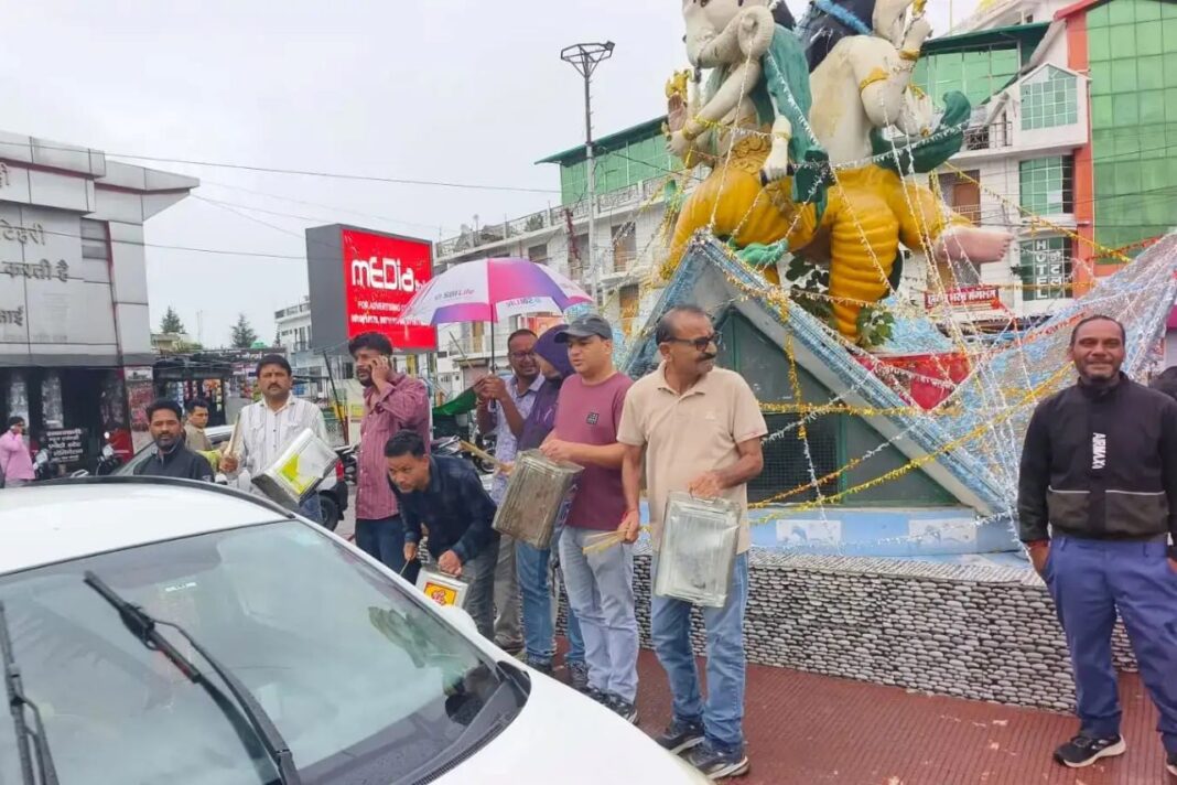 नई टिहरी में मेडिकल कॉलेज निर्माण की मांग तेज, भारी बारिश के बीच निकली कंटर बजाओ रैली नई टिहरी में मेडिकल कॉलेज निर्माण की मांग, भारी बारिश में कंटर बजाओ रैली