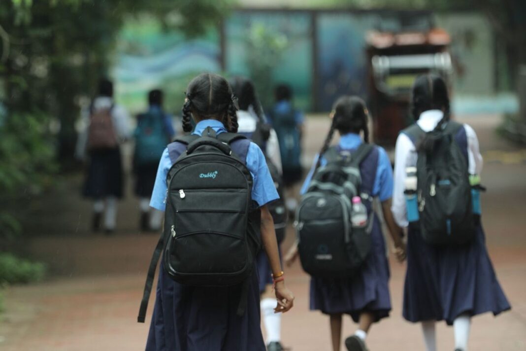 नई शिक्षा नीति 2020 के तहत त्रिभाषा व्यवस्था लागू करने की दिशा में बढ़े कदम, छात्रों को मिलेगी भाषा चयन की स्वतंत्रता नई शिक्षा नीति 2020: स्कूलों में त्रिभाषा व्यवस्था लागू करने की तैयारी