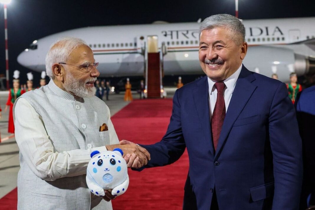 पीएम मोदी बिश्केक एससीओ समिट में शामिल होने पहुंचे, वंदे मातरम् की धुन पर योग प्रस्तुति ने मोहा मन पीएम मोदी बिश्केक एससीओ समिट में पहुंचे, वंदे मातरम् पर योग प्रस्तुति ने मोहा मन