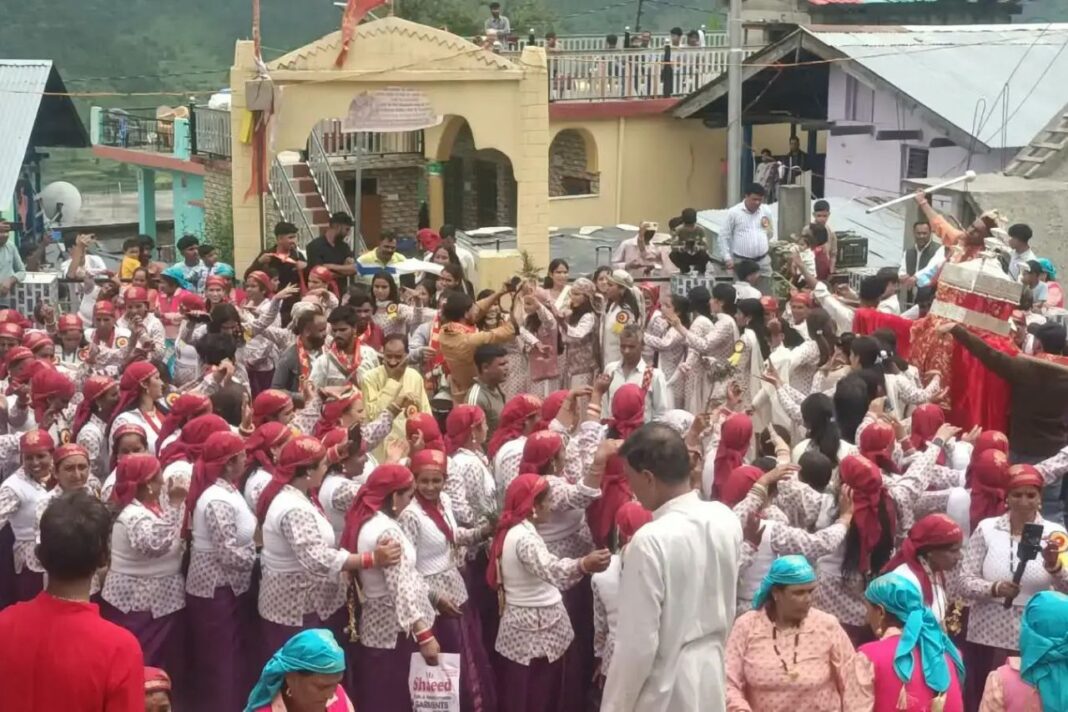 पुरोला के श्रीकोट में ध्याणी-मैती मिलन समारोह संपन्न, देवी-देवताओं को अर्पित किए सोने-चांदी के आभूषण