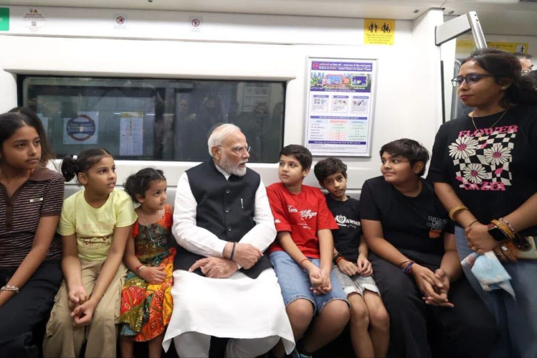 प्रधानमंत्री नरेंद्र मोदी मेट्रो सफर: बच्चों से की बातचीत, काशी और किताबों पर भी हुई चर्चा प्रधानमंत्री नरेंद्र मोदी मेट्रो सफर